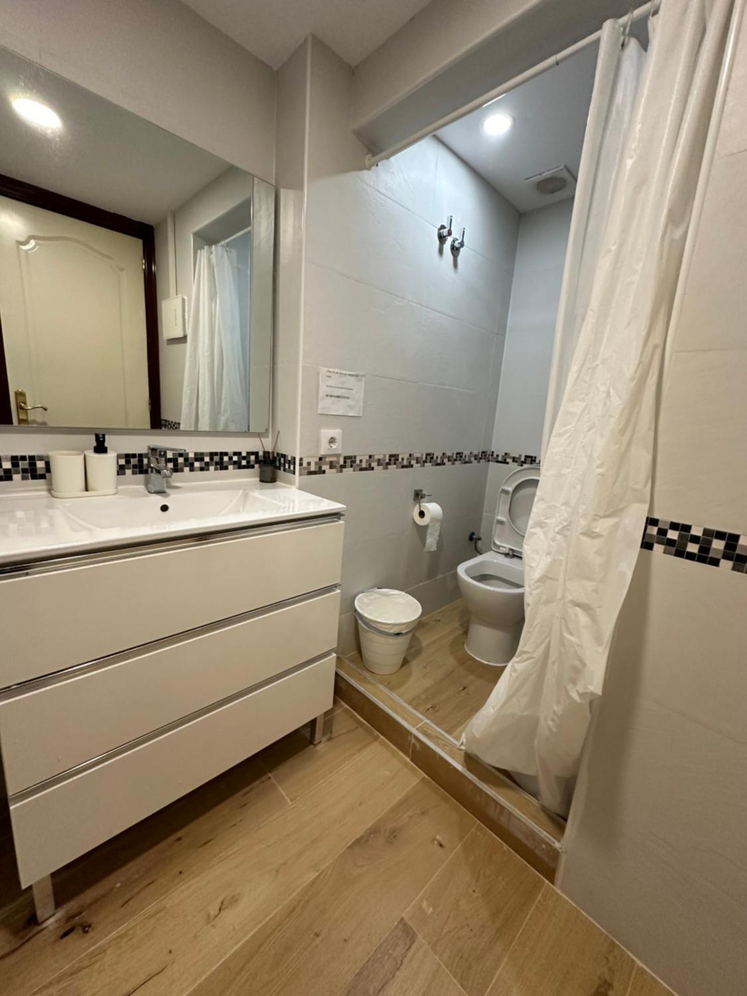 Fudodo舒适3 Beds Hotell L'Hospitalet de Llobregat Exteriör bild